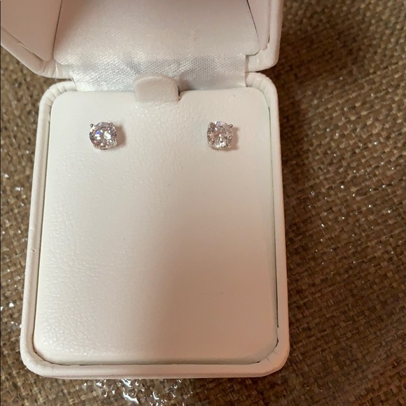 Brilliant 1.00 Ct. new without tags! - Picture 2 of 3